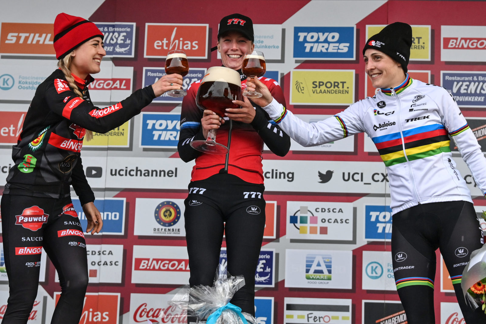 Po dirki v Koksijdeju so šle Denise Betsema, Annemarie Worst in Lucinda Brand na pivo