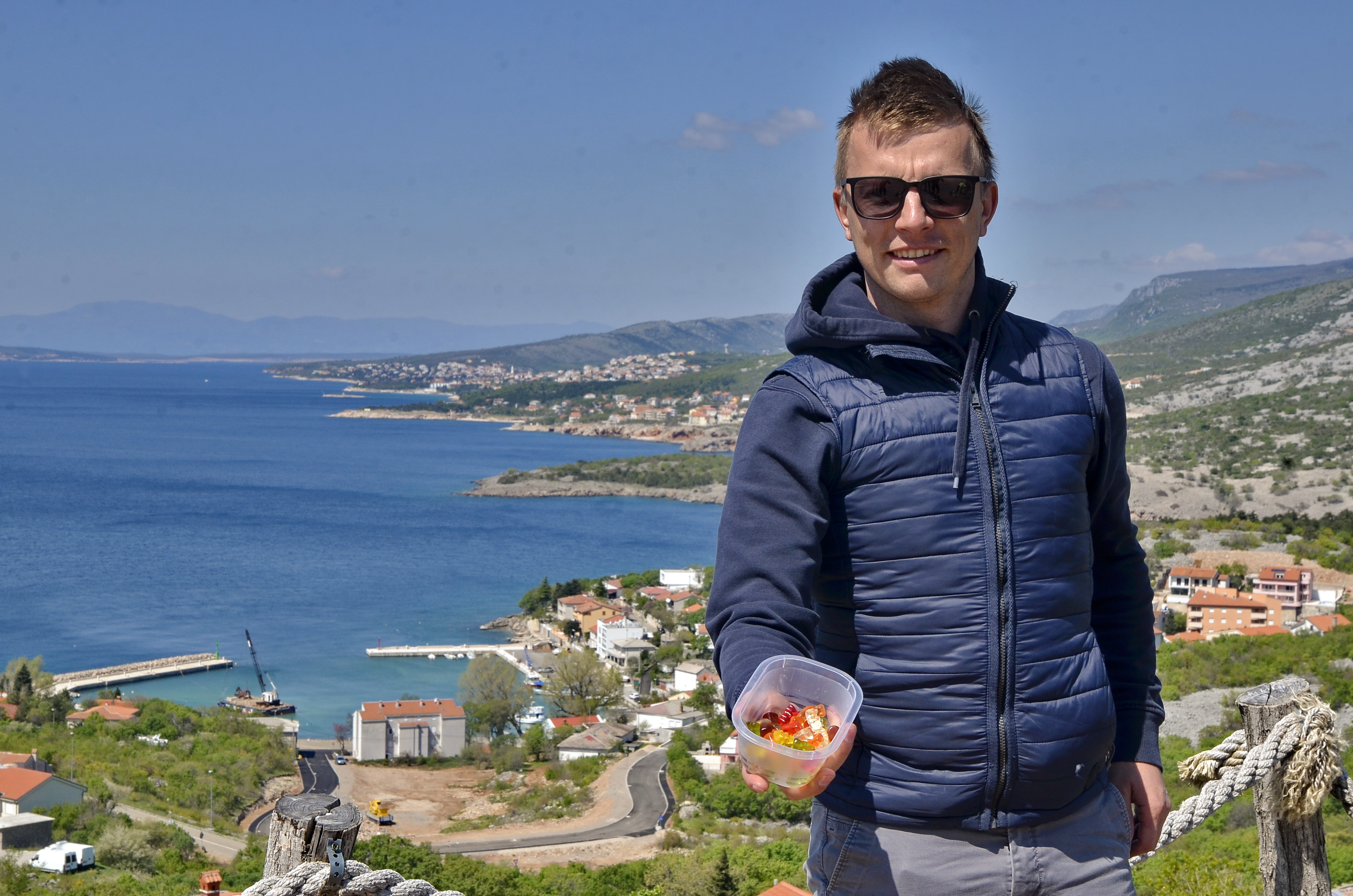 Klemen Štimulak postreže z razgledom